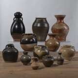 Gruppe von dreizehn braun und schwarz glasierten Vasen und Ösentöpfen - photo 2