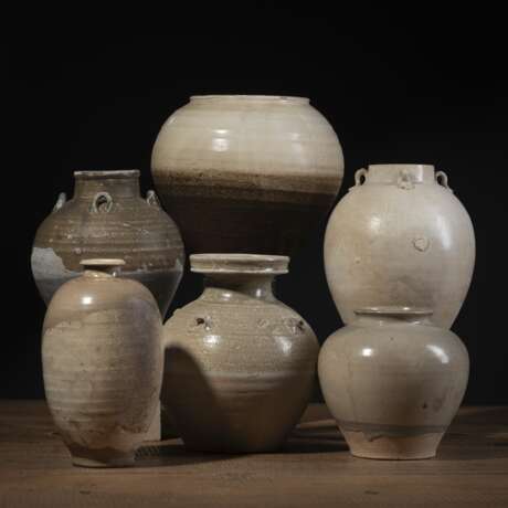 Sechs Vasen und Vorratsgefäße mit cremefarbener und brauner Glasur, u. a. 'Changsha'-Ware - photo 1