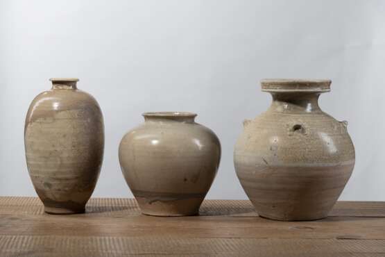 Sechs Vasen und Vorratsgefäße mit cremefarbener und brauner Glasur, u. a. 'Changsha'-Ware - photo 6