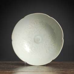 Blütenförmige Schale mit 'Qingbai'-Glasur