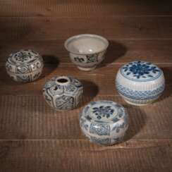 Drei Deckeldosen, eine Schale und ein Väschen aus Porzellan mit unterglasurblauem Floraldekor