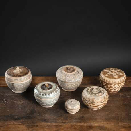 Sechs Deckeldosen aus Keramik mit abstraktem Dekor - photo 1