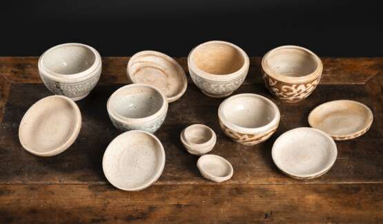 Sechs Deckeldosen aus Keramik mit abstraktem Dekor - photo 2