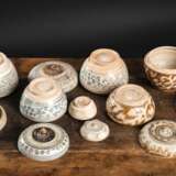 Sechs Deckeldosen aus Keramik mit abstraktem Dekor - Foto 3