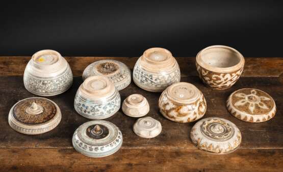 Sechs Deckeldosen aus Keramik mit abstraktem Dekor - фото 3