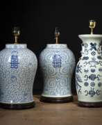 Overview. Seladon glasierte Vase mit unterglasurblauem Dekor der Attribute der Acht Unsterblichen und Paar unterglasurblau bemalte 'shuangxi'-Vasen