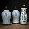 Seladon glasierte Vase mit unterglasurblauem Dekor der Attribute der Acht Unsterblichen und Paar unterglasurblau bemalte 'shuangxi'-Vasen - Prix ​​des enchères