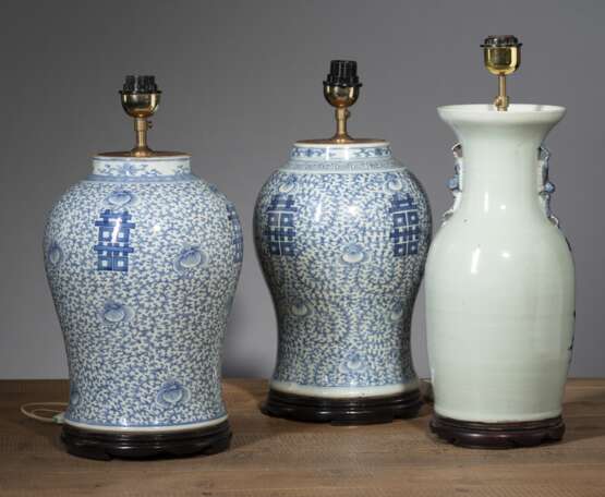 Seladon glasierte Vase mit unterglasurblauem Dekor der Attribute der Acht Unsterblichen und Paar unterglasurblau bemalte 'shuangxi'-Vasen - Foto 3