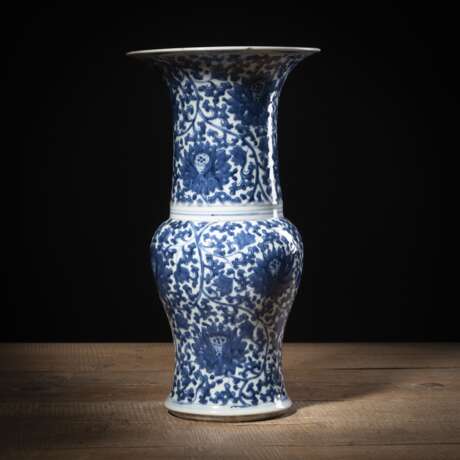 'Yenyen'-Vase aus Porzellan mit unterglasurblauem Lotosdekor - Foto 1