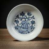 Kleiner Teller aus Porzellan mit unterglasurblauem Dekor buddhistischer Embleme - photo 1