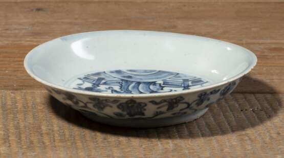 Kleiner Teller aus Porzellan mit unterglasurblauem Dekor buddhistischer Embleme - фото 2