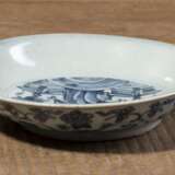 Kleiner Teller aus Porzellan mit unterglasurblauem Dekor buddhistischer Embleme - photo 2