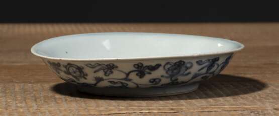 Kleiner Teller aus Porzellan mit unterglasurblauem Dekor buddhistischer Embleme - Foto 3