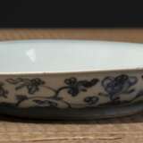 Kleiner Teller aus Porzellan mit unterglasurblauem Dekor buddhistischer Embleme - Foto 3