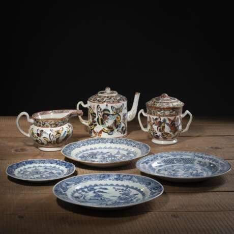 Vier Exportporzellan-Teller mit unterglasurblauem Dekor und dreiteiliger Teeservice mit Teekanne, Gießer und Deckeltasse mit famille rose-Schmetterling-Dekor - Foto 1