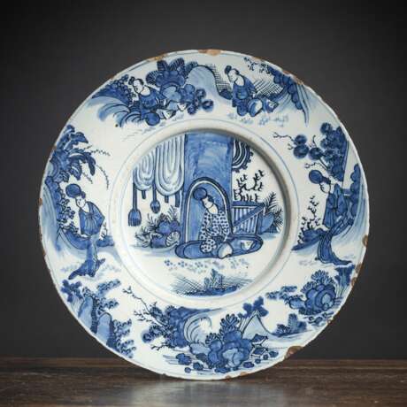 Keramikteller mit blau-weißem Figurendekor im chinesischen Stil - Foto 1
