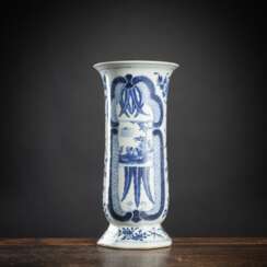 Vase aus Porzellan mit unterglasurblauem Figuren- und Floraldekor auf oktogonalem Fuß