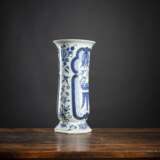 Vase aus Porzellan mit unterglasurblauem Figuren- und Floraldekor auf oktogonalem Fuß - Foto 2