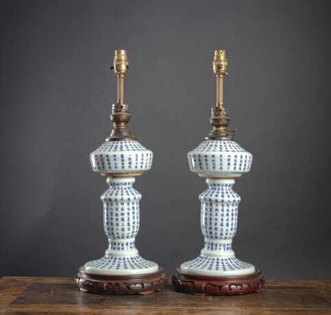 Paar Leuchter aus Porzellan mit unterglasurblauer Aufschrift - фото 2