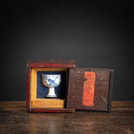 Kleine Stielschale aus Porzellan mit unterglasurblauem Eichhörnchen- und Weinreben-Dekor - photo 1
