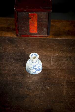 Kleine Stielschale aus Porzellan mit unterglasurblauem Eichhörnchen- und Weinreben-Dekor - фото 3