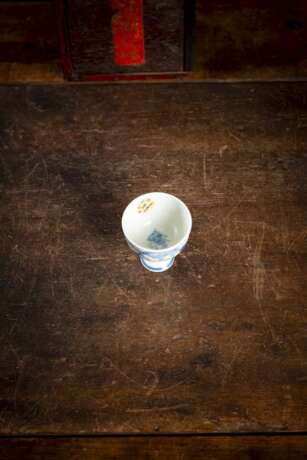 Kleine Stielschale aus Porzellan mit unterglasurblauem Eichhörnchen- und Weinreben-Dekor - фото 4