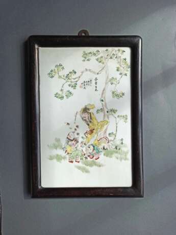 Porzellanplatte mit 'Famille rose'-Figurendekor - фото 2