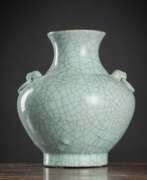 Countries and continents. 'Hu'-förmige Vase mit Glasur im 'Ge'-Stil