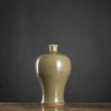 Dunkelgrün glasierte Vase mit krakelierter Glasur 'Meiping' - фото 2
