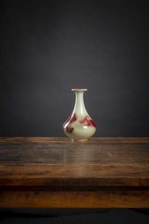 Flaschenväschen mit bläulcher krakelierter 'jun'-Glasur und roten Flecken - photo 2