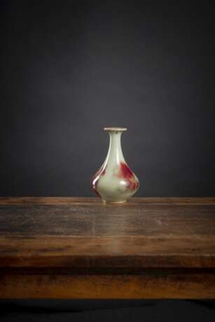 Flaschenväschen mit bläulcher krakelierter 'jun'-Glasur und roten Flecken - photo 3