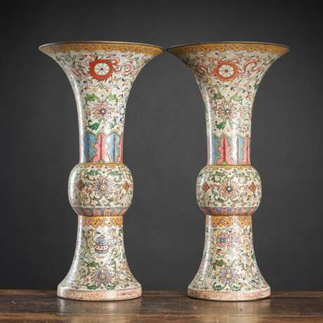 Paar 'Gu'-förmige Vasen aus Porzellan mit 'Famille rose'-Floraldekor - Foto 1