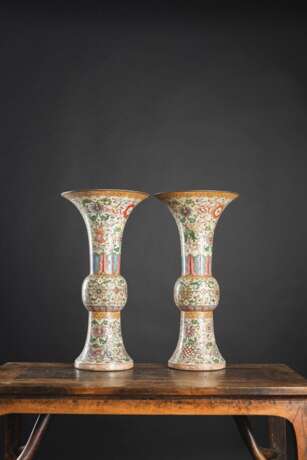 Paar 'Gu'-förmige Vasen aus Porzellan mit 'Famille rose'-Floraldekor - photo 2