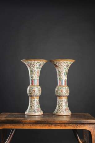 Paar 'Gu'-förmige Vasen aus Porzellan mit 'Famille rose'-Floraldekor - Foto 3