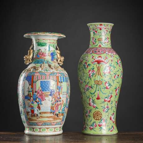 Zwei Vasen aus Porzellan mit 'Famille rose'-Figuren- und -Pfirsichdekor - photo 1