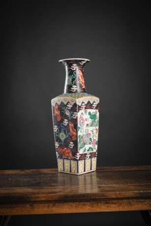 Vase aus Porzellan mit Korpus in quadratischem Querschnitt und 'Famille rose'-Figurendekor - photo 2