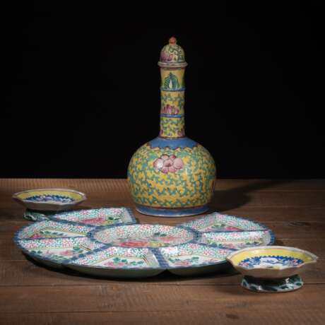 Sweetmeat-Set aus 'Zisha'-Ware mit polychromem Floraldekor, zwei Schalen und eine Deckelvase - Foto 1