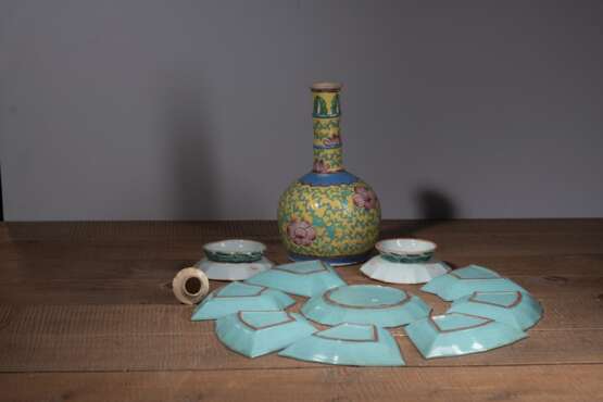Sweetmeat-Set aus 'Zisha'-Ware mit polychromem Floraldekor, zwei Schalen und eine Deckelvase - фото 4