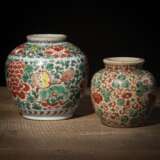 Zwei Schultervasen aus Porzellan mit 'Wucai'-Floral und -Fo-Löwendekor - photo 1