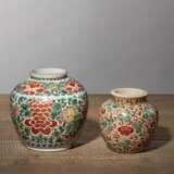 Zwei Schultervasen aus Porzellan mit 'Wucai'-Floral und -Fo-Löwendekor - photo 2