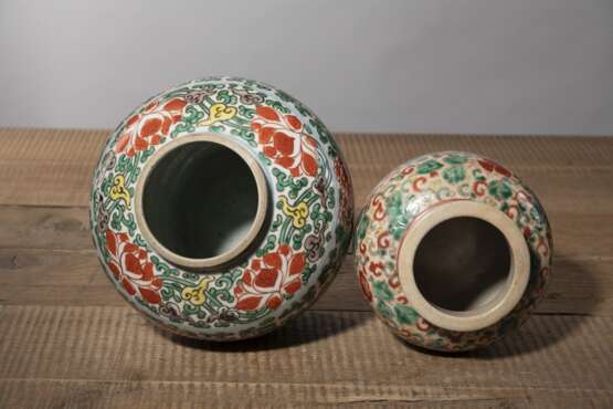 Zwei Schultervasen aus Porzellan mit 'Wucai'-Floral und -Fo-Löwendekor - photo 4