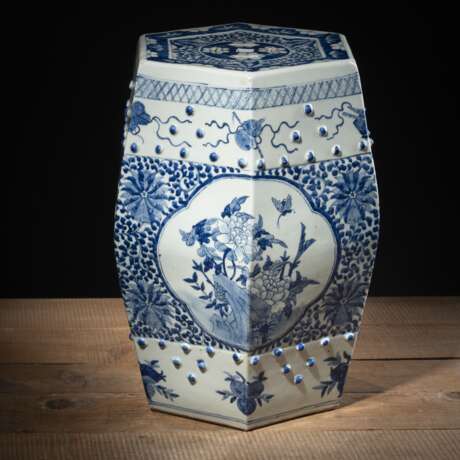 Hexagonaler Porzellan-Gartenhocker mit unterglasurblauem Dekor von Cash-Münzen, Blumen und Glückssymbolen, teils durchbrochen gearbeitet - Foto 1