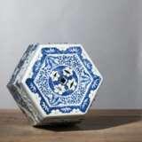 Hexagonaler Porzellan-Gartenhocker mit unterglasurblauem Dekor von Cash-Münzen, Blumen und Glückssymbolen, teils durchbrochen gearbeitet - photo 3