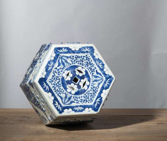 Hexagonaler Porzellan-Gartenhocker mit unterglasurblauem Dekor von Cash-Münzen, Blumen und Glückssymbolen, teils durchbrochen gearbeitet - Foto 3
