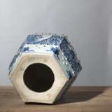 Hexagonaler Porzellan-Gartenhocker mit unterglasurblauem Dekor von Cash-Münzen, Blumen und Glückssymbolen, teils durchbrochen gearbeitet - Foto 4