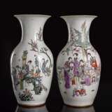 Zwei Balustervasen aus Porzellan mit polychromen Darstellungen in qianjiangcai von Damen auf Terrasse und Gedichtaufschriften - photo 1