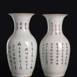 Zwei Balustervasen aus Porzellan mit polychromen Darstellungen in qianjiangcai von Damen auf Terrasse und Gedichtaufschriften - Foto 2
