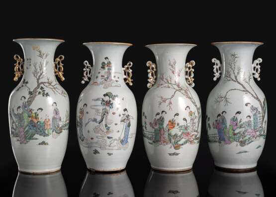 Gruppe von vier Balustervasen aus Porzellan mit Henkeln, bemalt in qianjiangcai mit Unsterblichen, Damen und Knaben im Garten - photo 1
