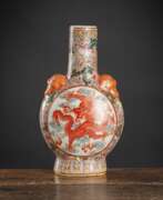 Countries and continents. Kleine Pilgerflasche aus Porzellan mit 'Famille rose'-Floraldekor und eisenrotem Drachen