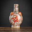 Kleine Pilgerflasche aus Porzellan mit 'Famille rose'-Floraldekor und eisenrotem Drachen - Аукционные цены